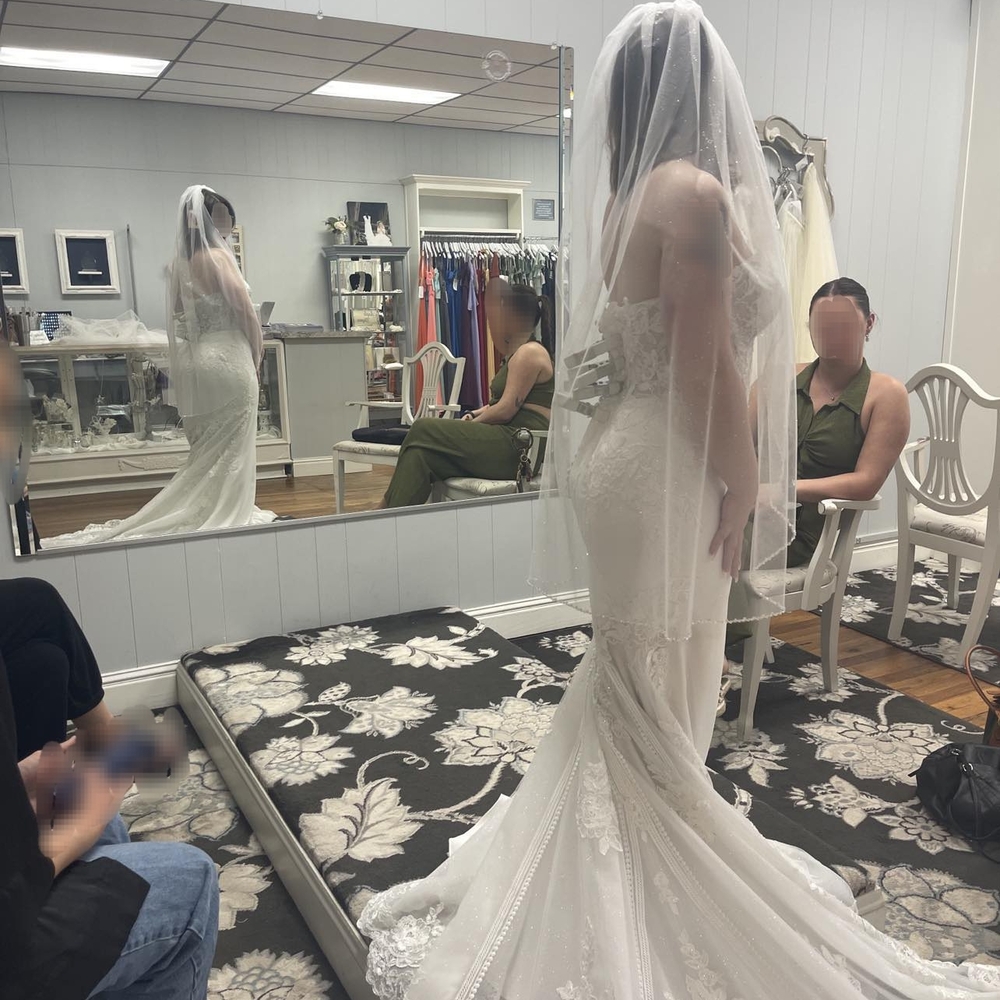 Elegant Strapless White Lace Wedding Dress